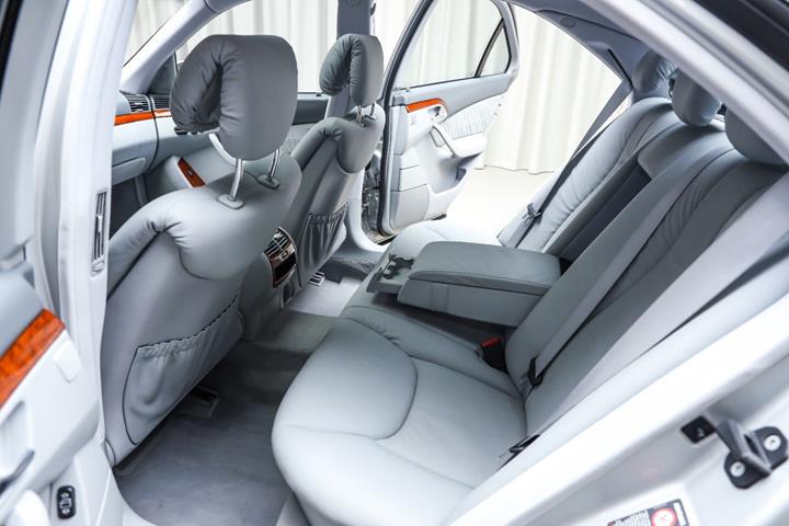 Sølv Mercedes S430 fra 2002 set indefra