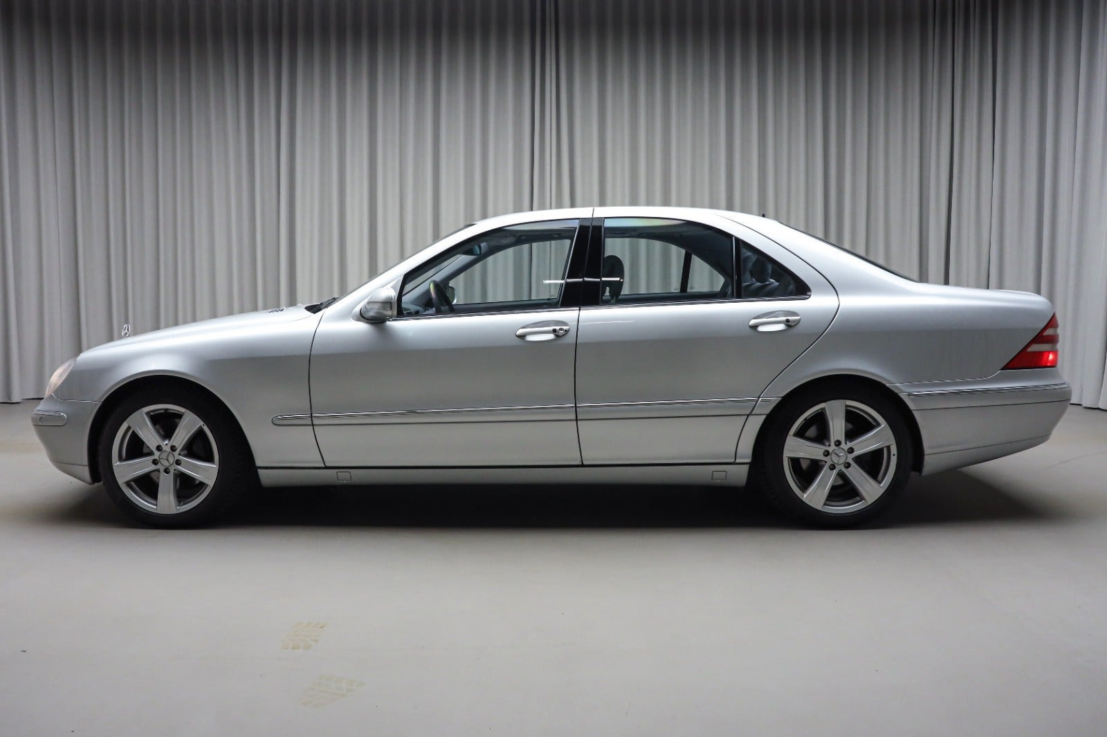 Sølv Mercedes S430 fra 2002 set udefra
