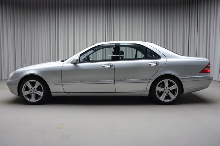 Sølv Mercedes S430 fra 2002 set udefra