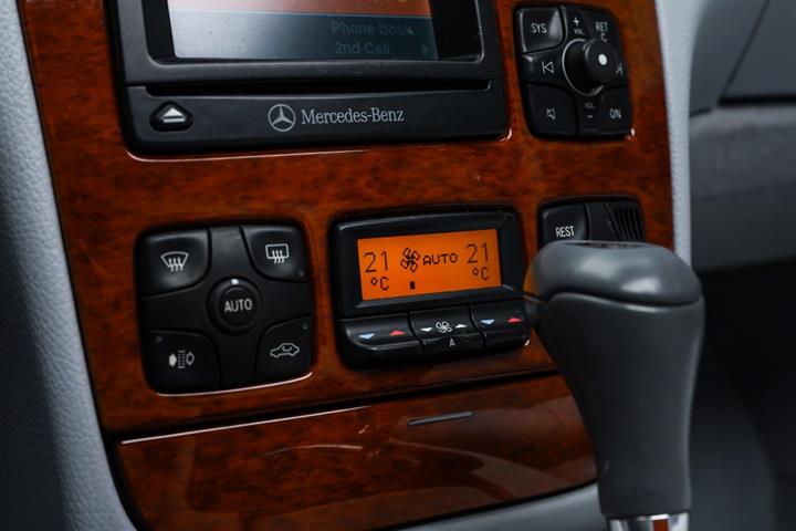 Sølv Mercedes S430 fra 2002