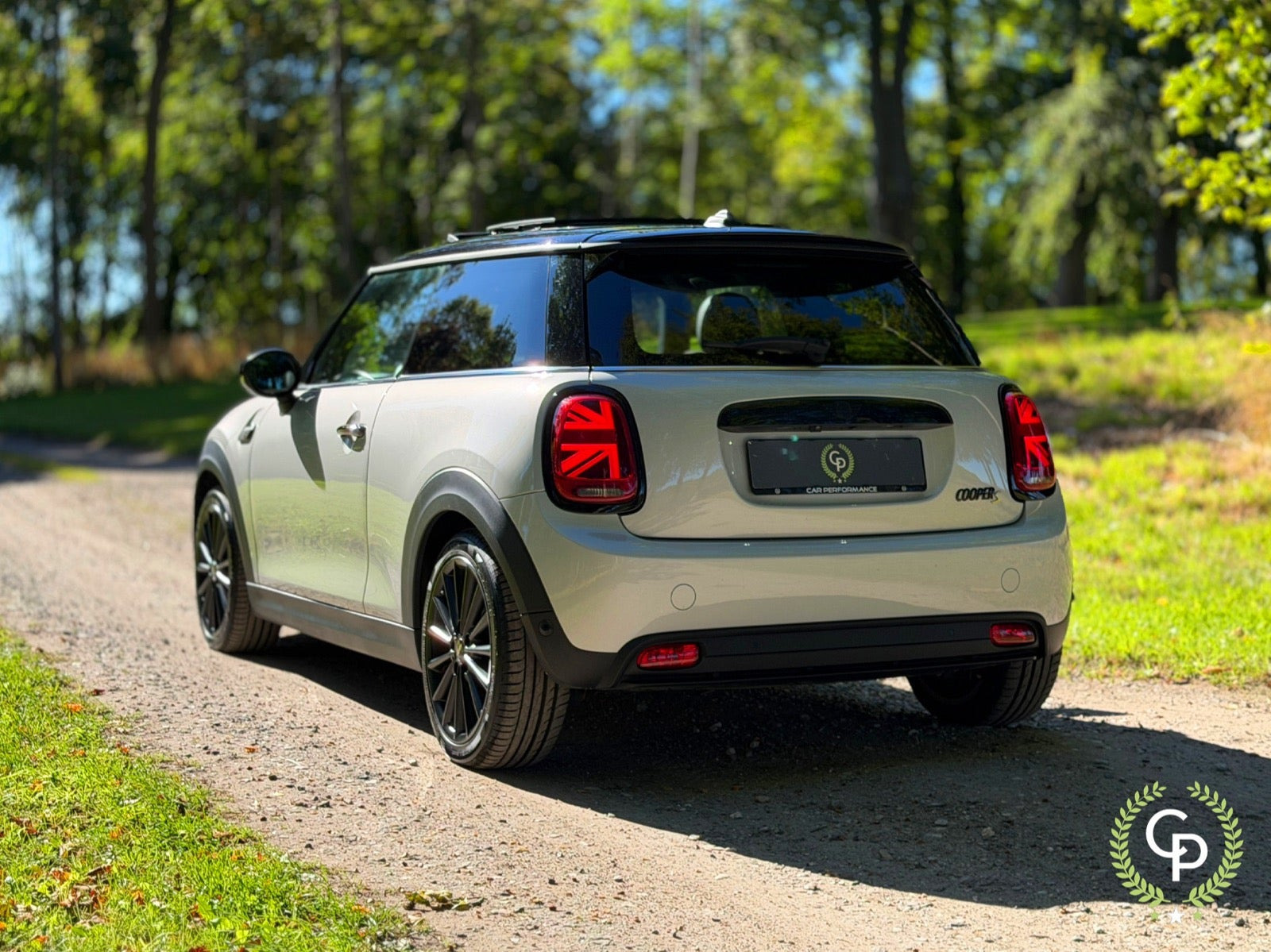 Hvid Mini Cooper SE fra 2021