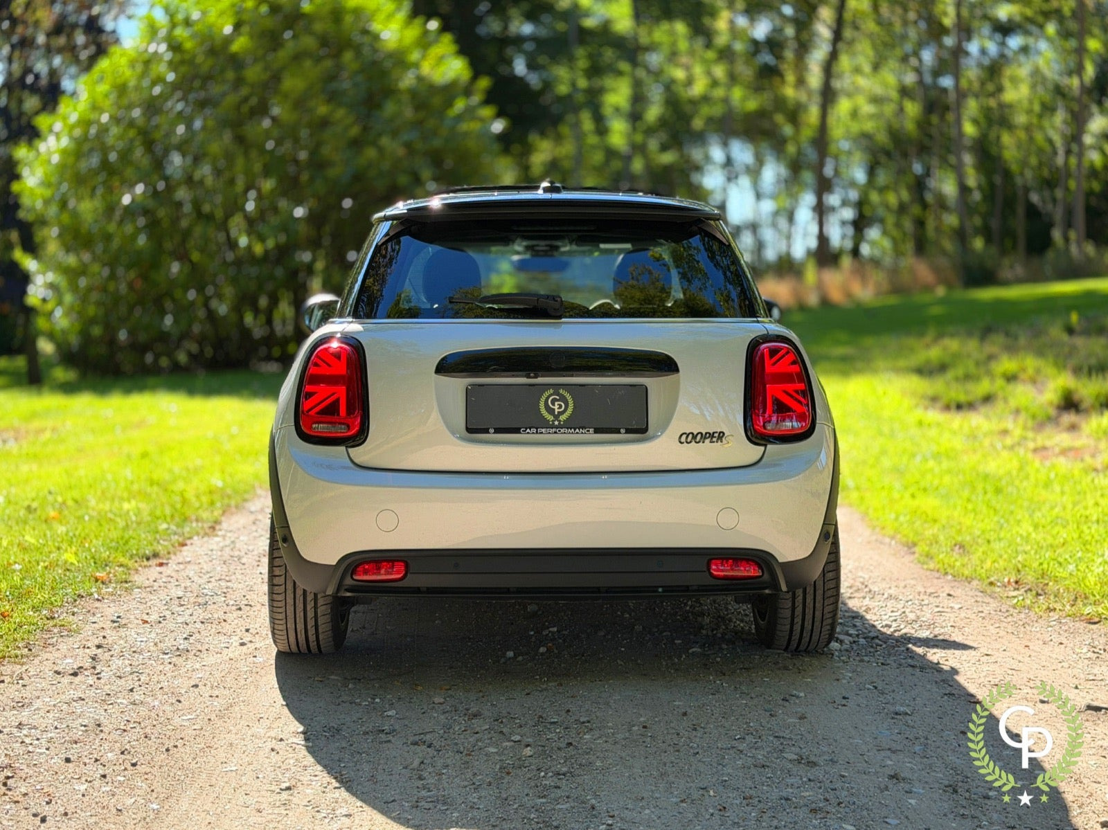 Hvid Mini Cooper SE fra 2021