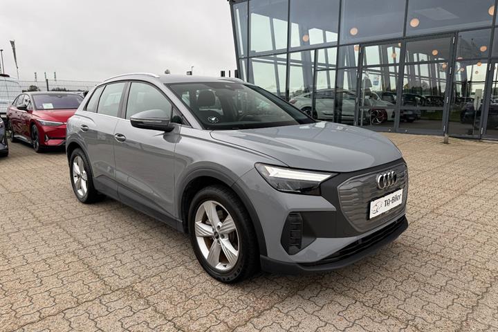Grå Audi Q4 e-tron fra 2022 set udefra