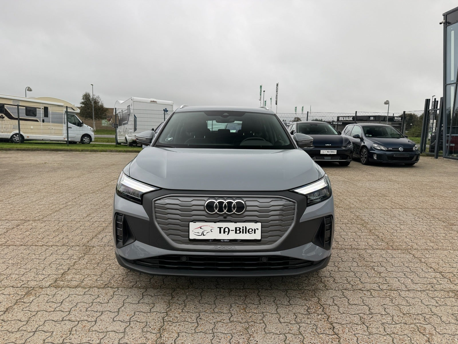 Grå Audi Q4 e-tron fra 2022