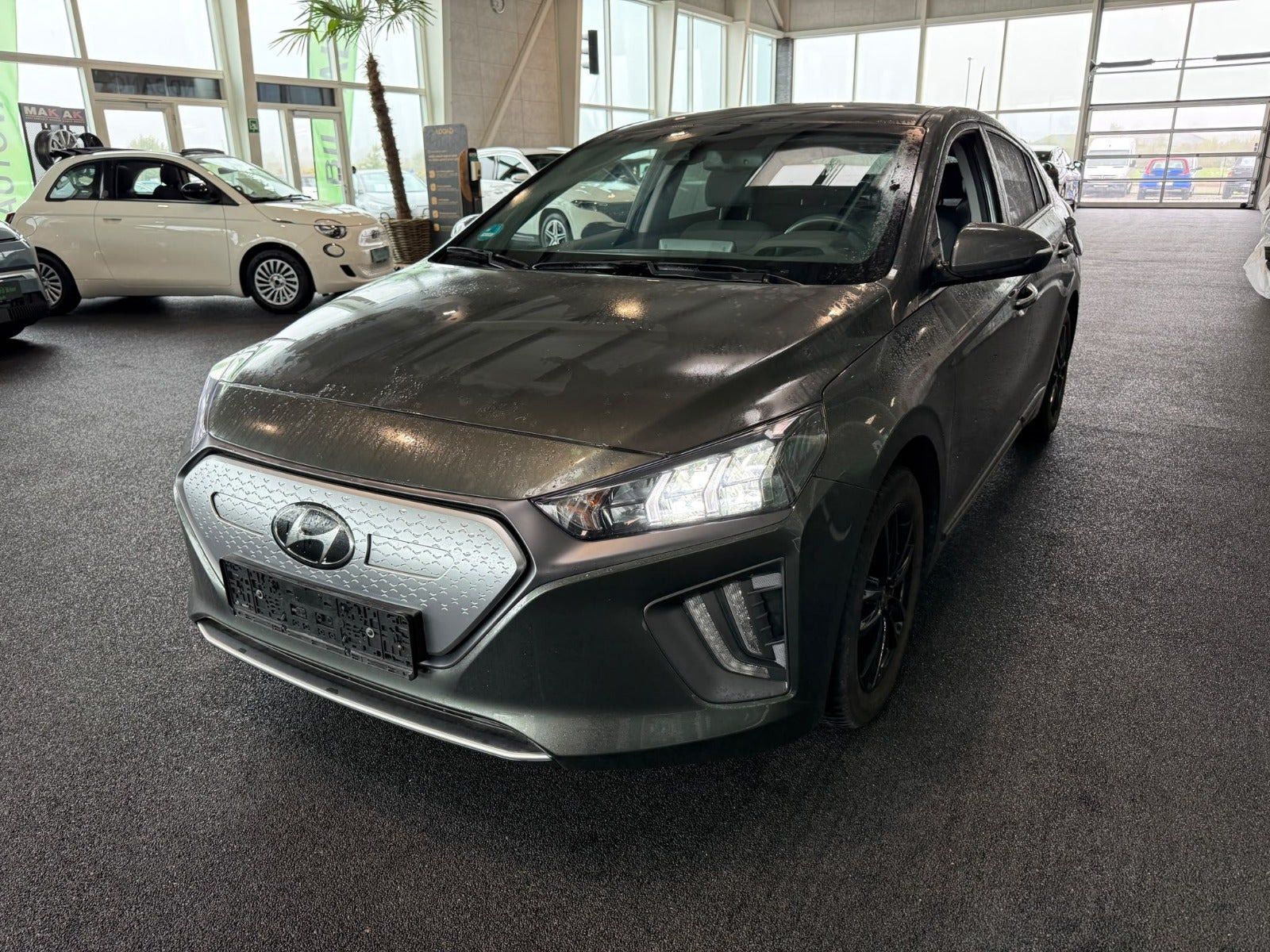 Grå Hyundai Ioniq fra 2022