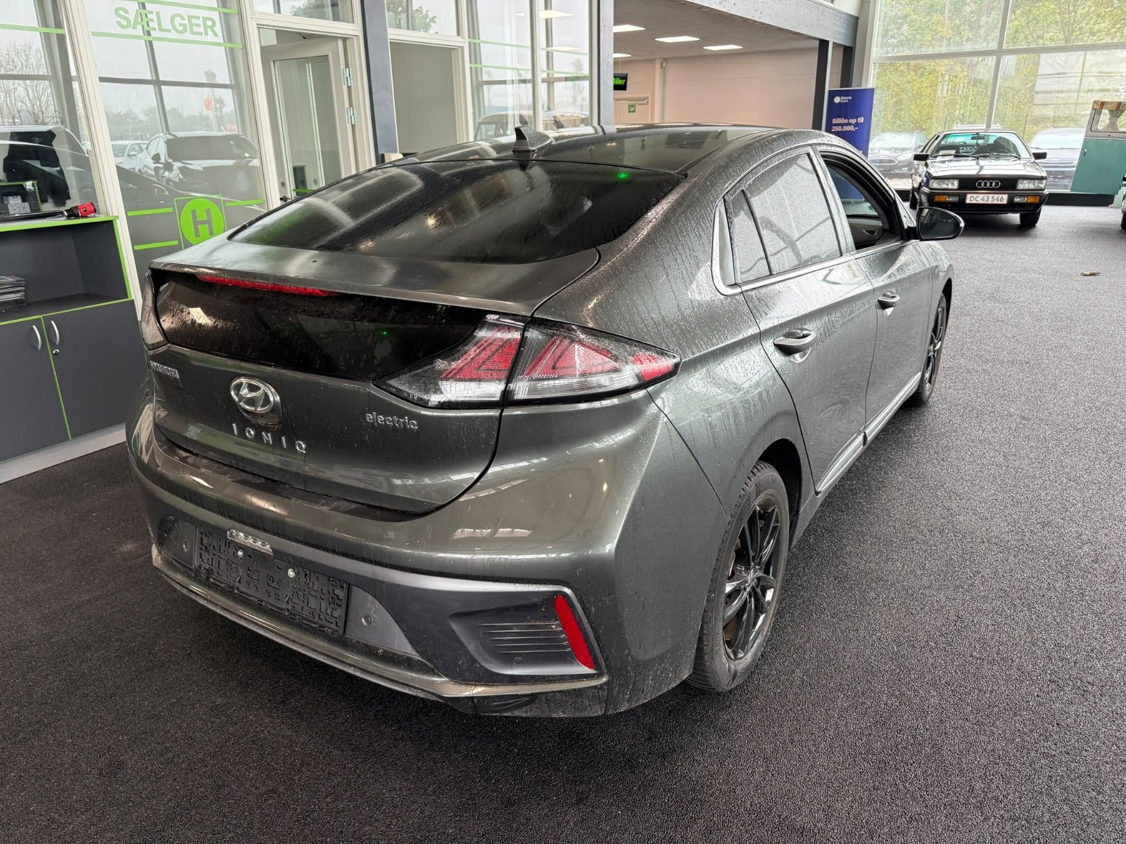 Grå Hyundai Ioniq fra 2022