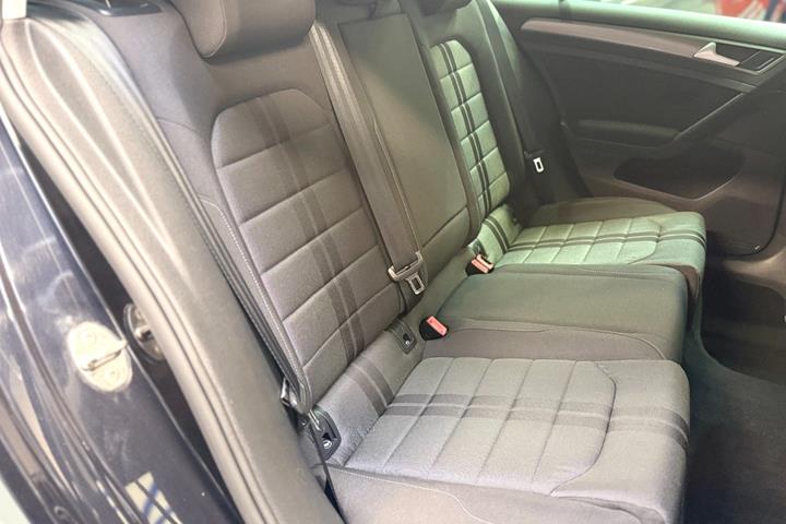 Sort VW Golf VII fra 2016