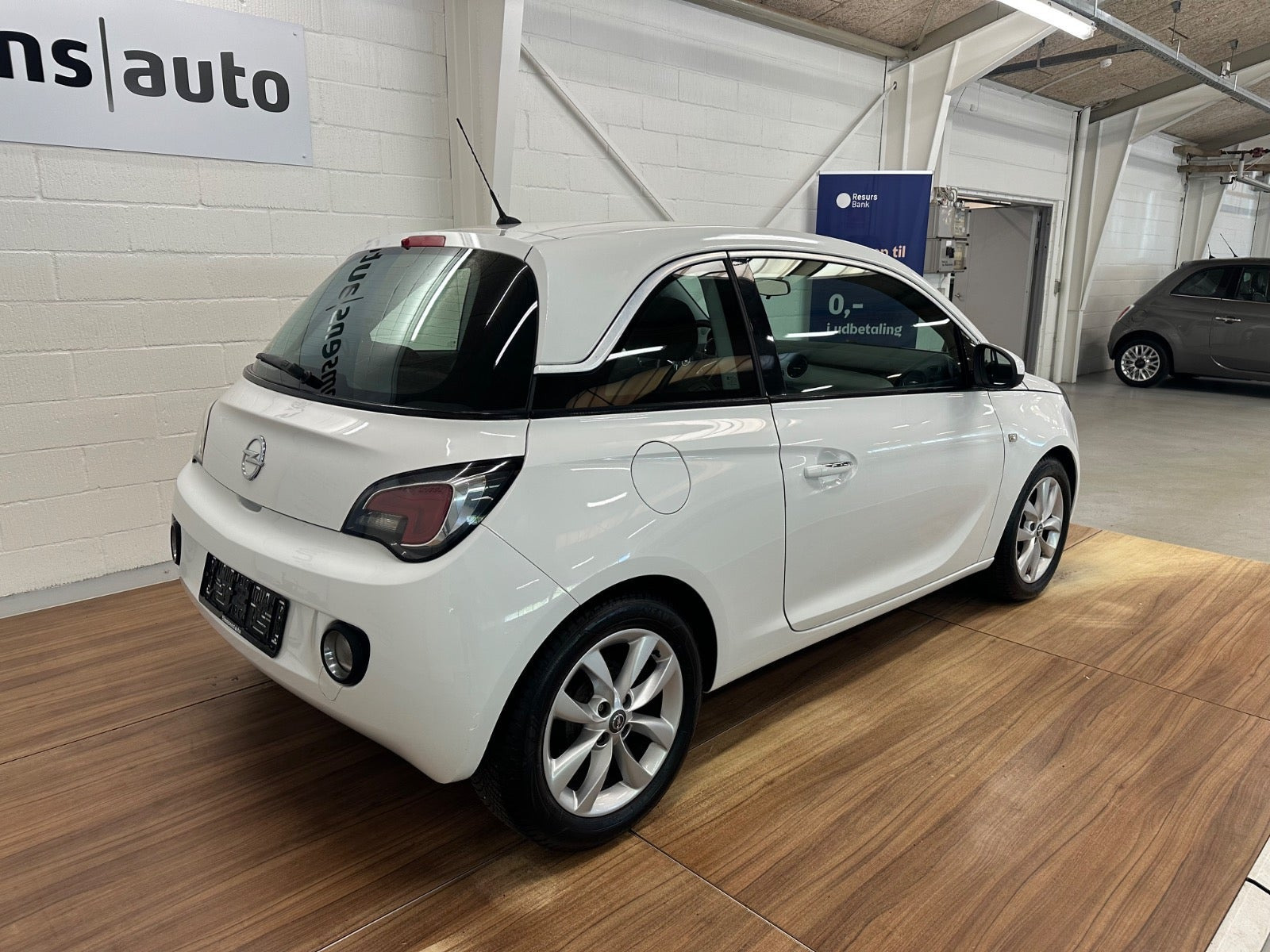 Hvid Opel Adam fra 2013