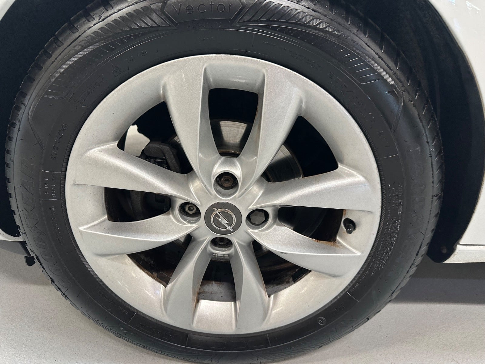 Hvid Opel Adam fra 2013