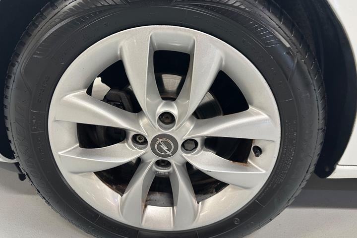 Hvid Opel Adam fra 2013