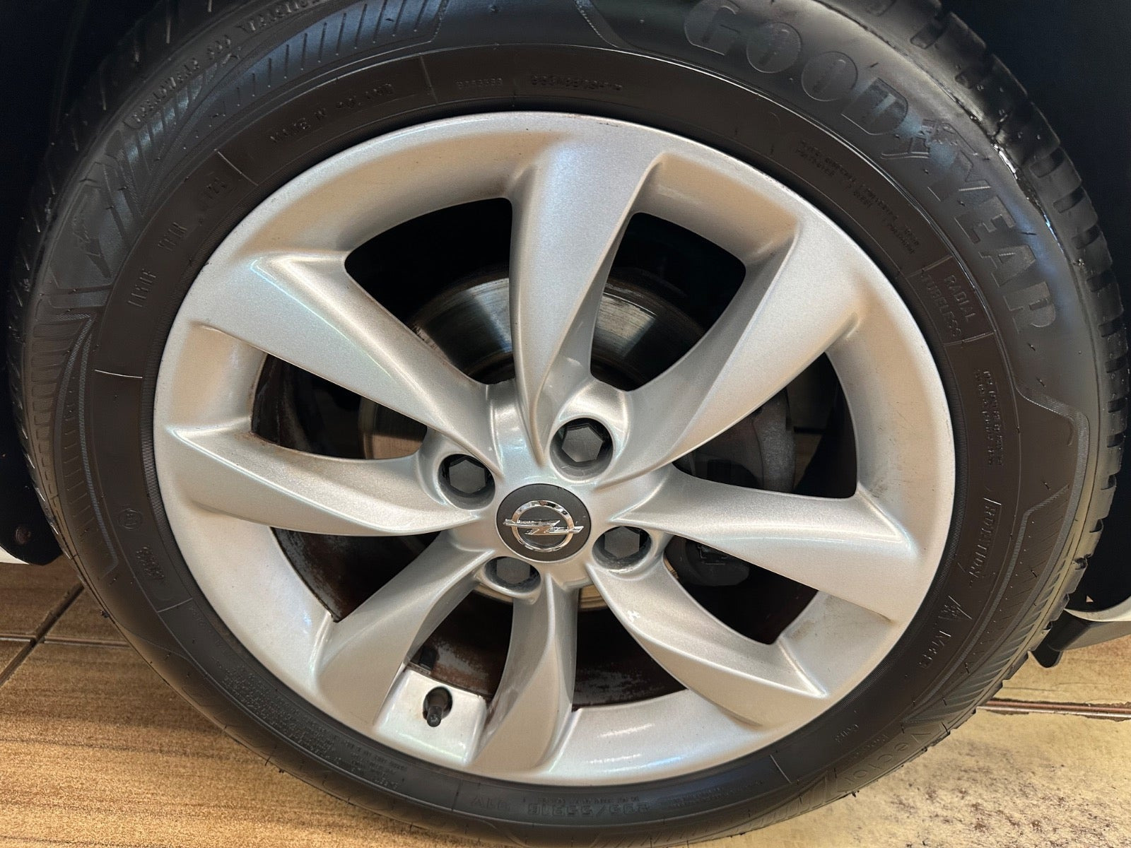 Hvid Opel Adam fra 2013