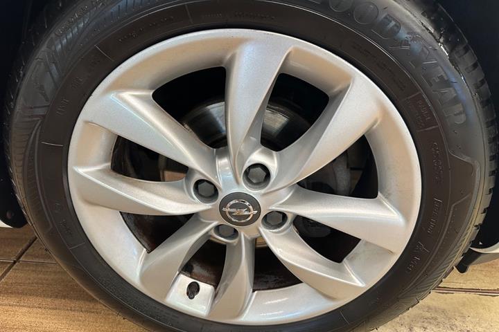 Hvid Opel Adam fra 2013