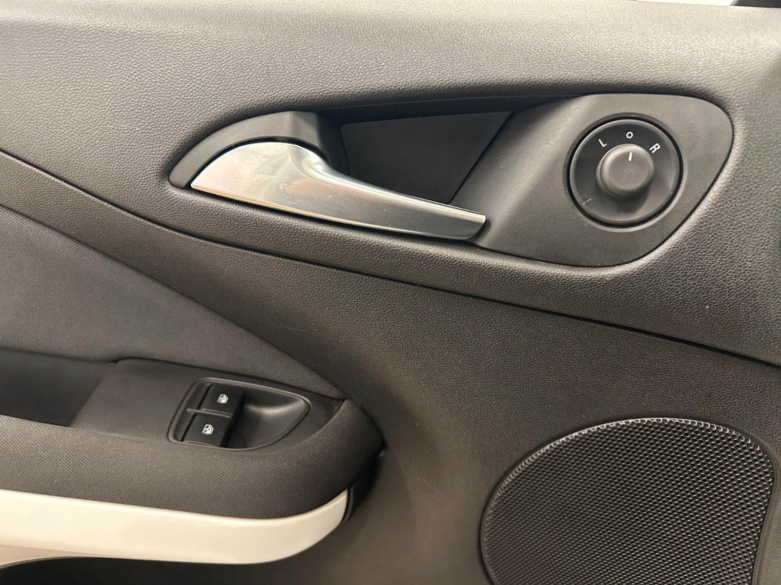 Hvid Opel Adam fra 2013