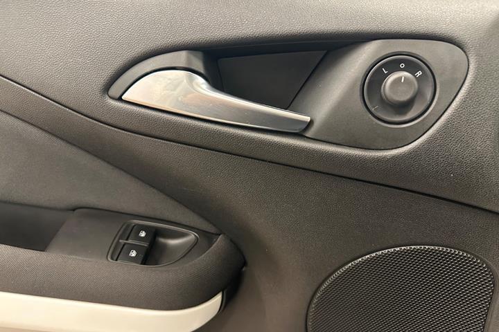 Hvid Opel Adam fra 2013