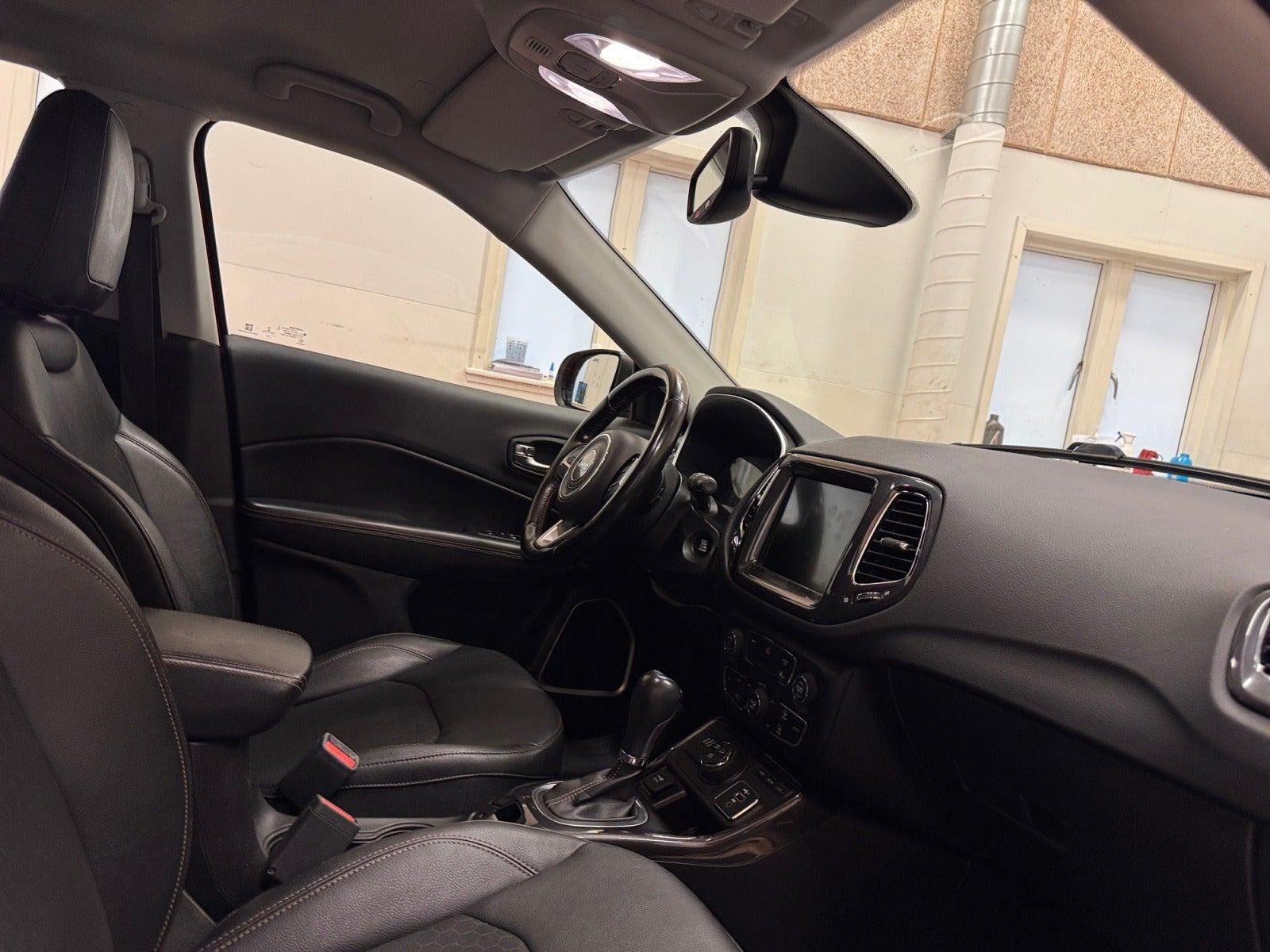 Rød Jeep Compass fra 2020