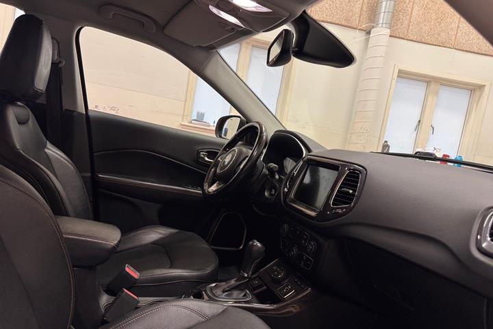 Rød Jeep Compass fra 2020