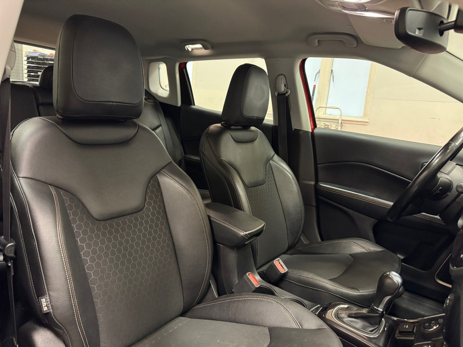 Rød Jeep Compass fra 2020