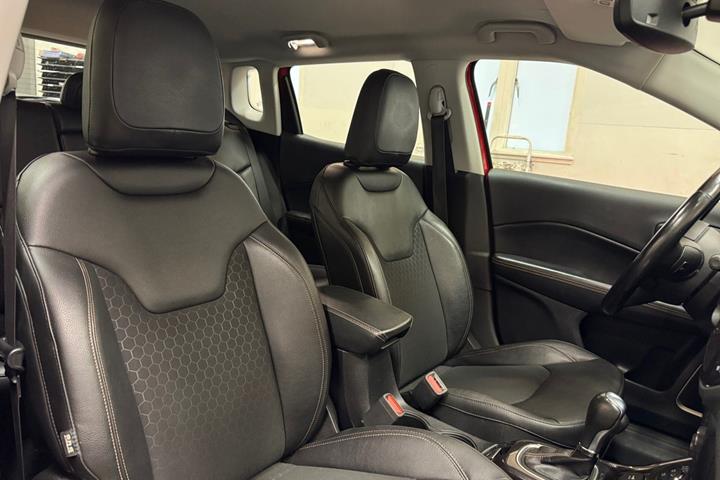 Rød Jeep Compass fra 2020