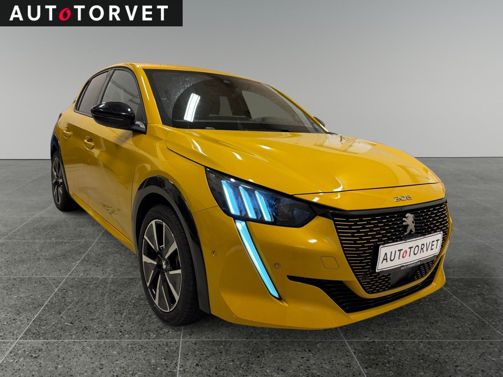 Gul Peugeot e-208 fra 2022