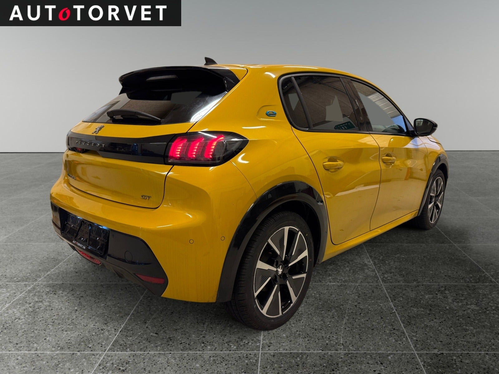 Gul Peugeot e-208 fra 2022