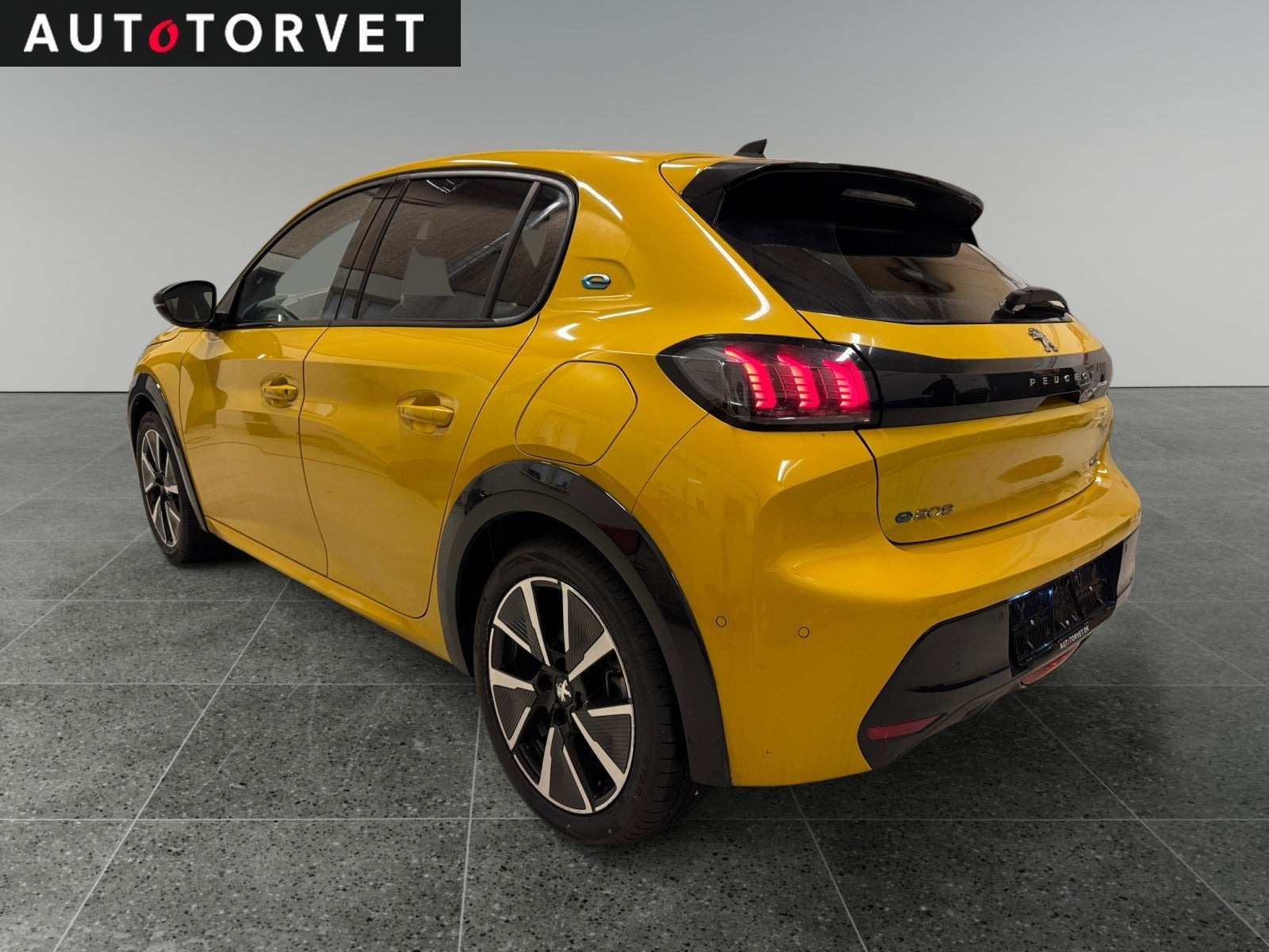 Gul Peugeot e-208 fra 2022
