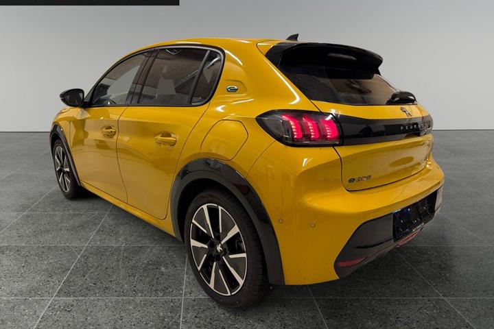 Gul Peugeot e-208 fra 2022
