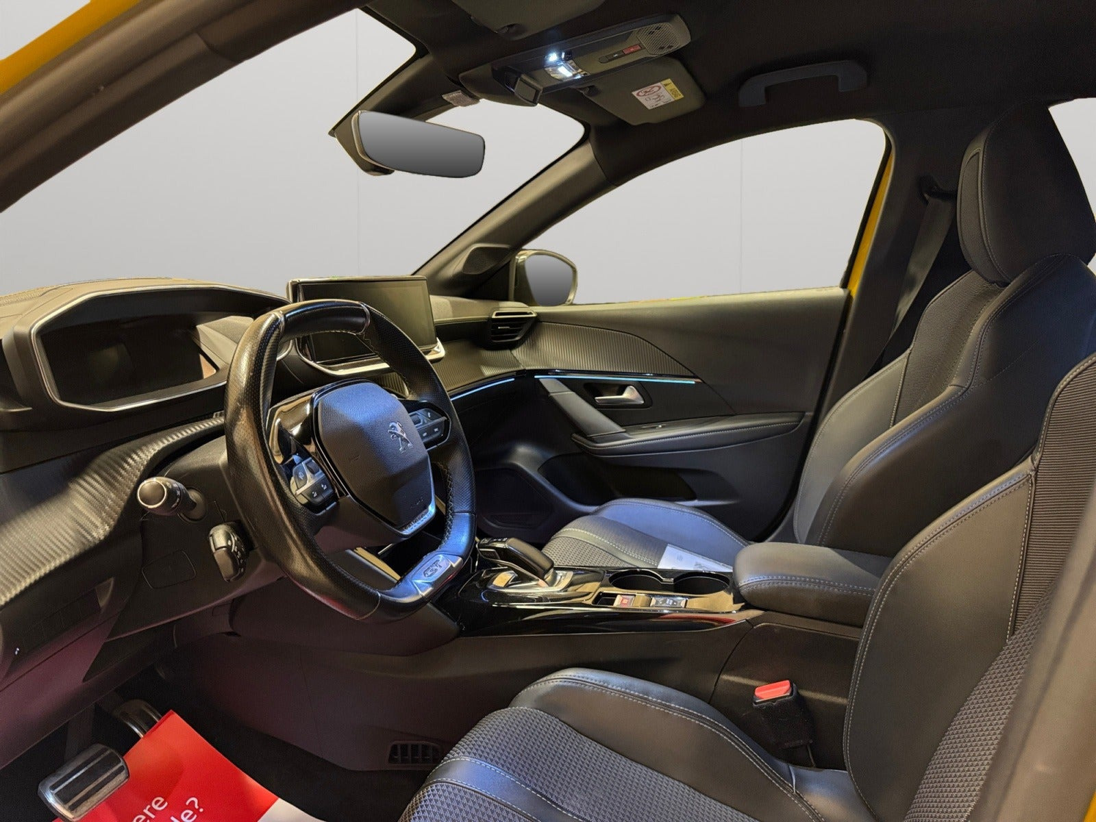 Gul Peugeot e-208 fra 2022
