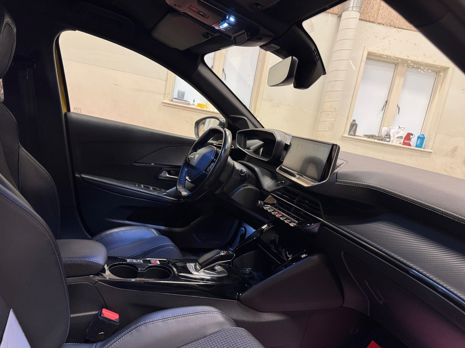Gul Peugeot e-208 fra 2022