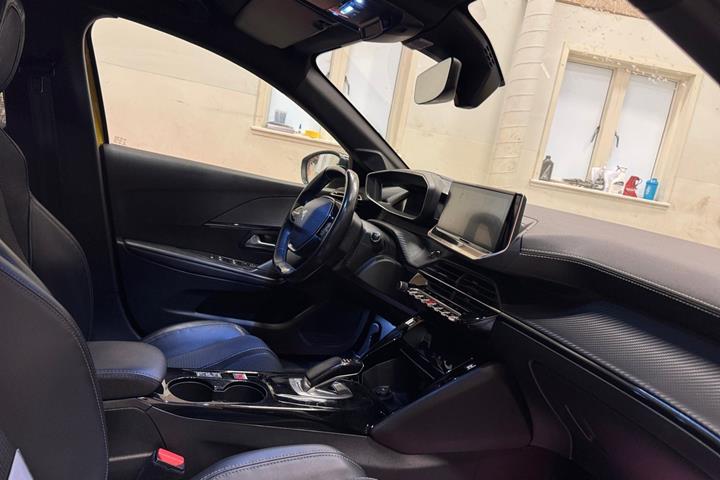 Gul Peugeot e-208 fra 2022