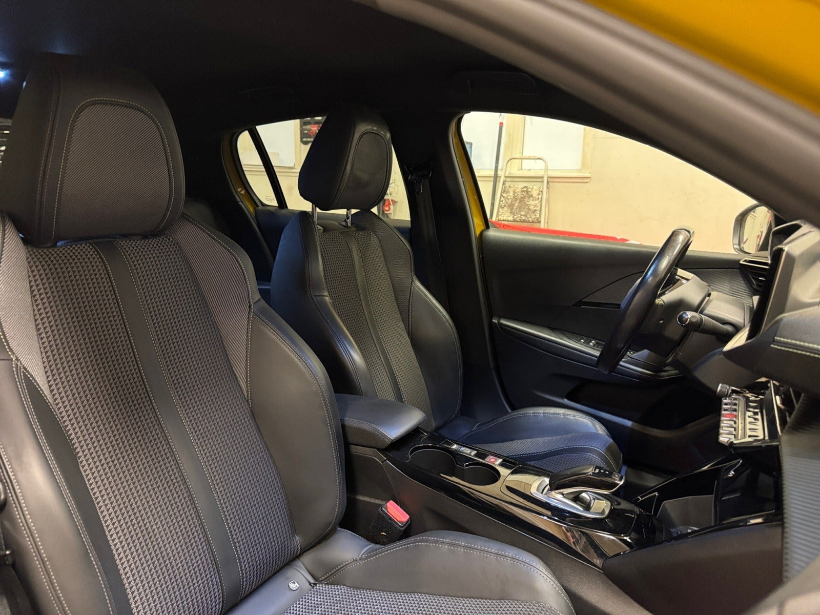 Gul Peugeot e-208 fra 2022