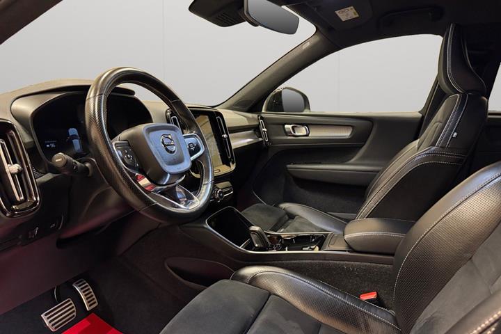 Blå Volvo XC40 fra 2021