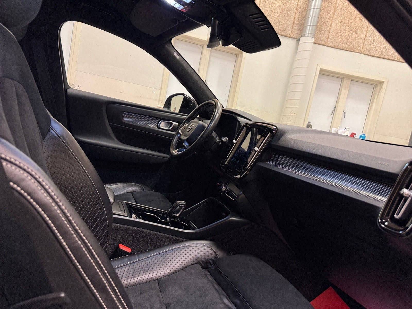 Blå Volvo XC40 fra 2021