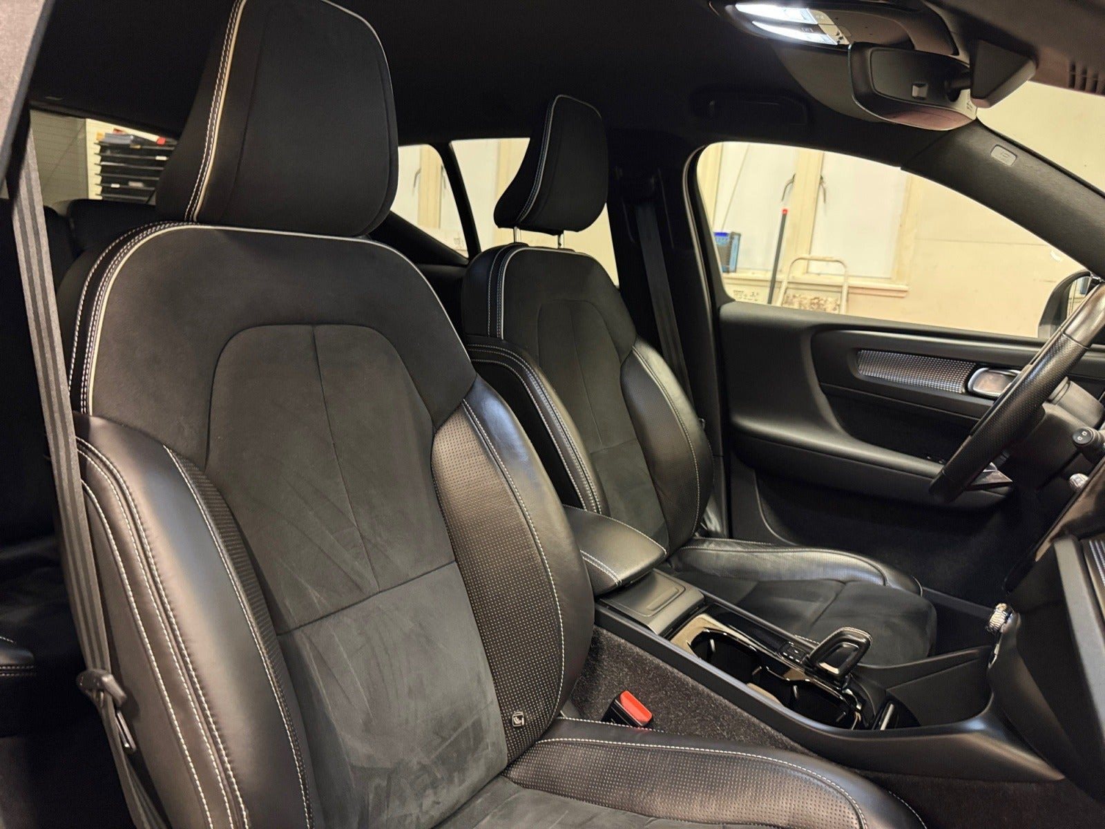 Blå Volvo XC40 fra 2021