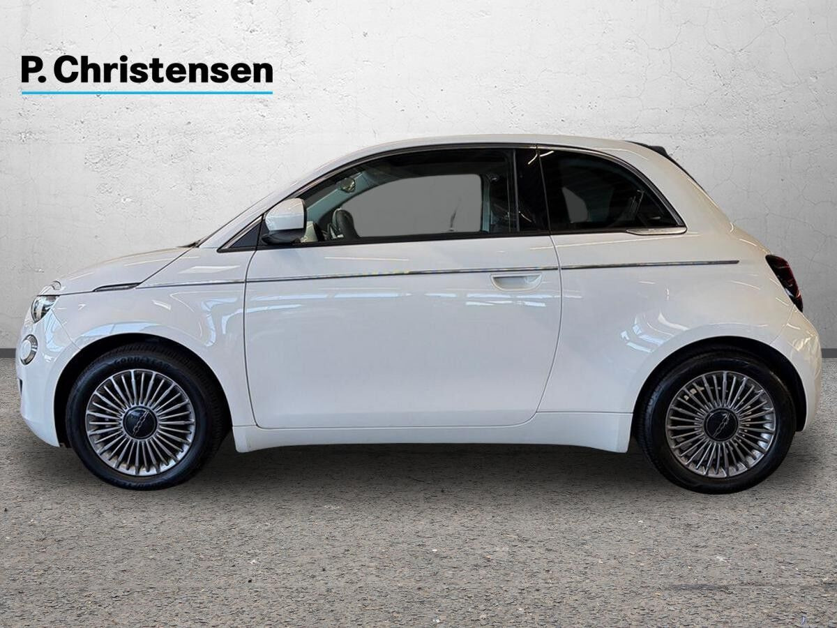 Hvid Fiat 500e fra 2023