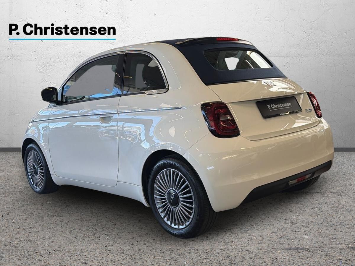 Hvid Fiat 500e fra 2023