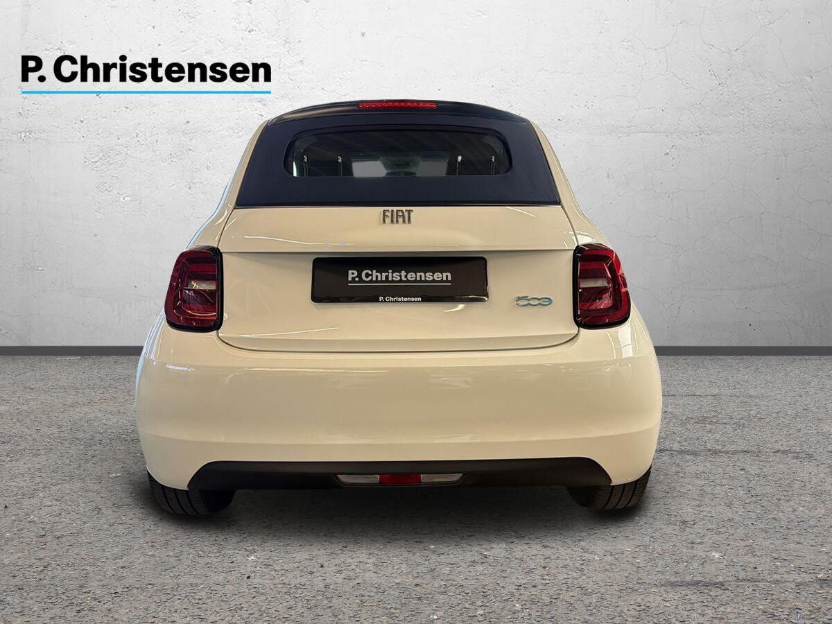 Hvid Fiat 500e fra 2023