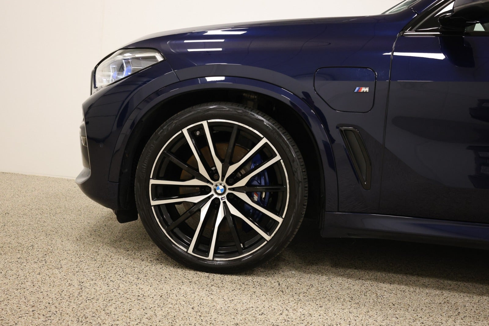 Blå BMW X5 fra 2021