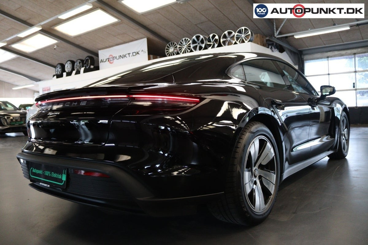 Sort Porsche Taycan fra 2022