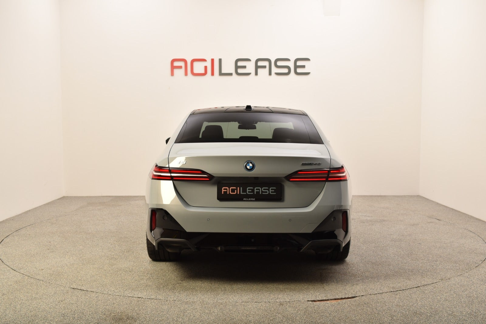 Grå BMW i5 fra 2024