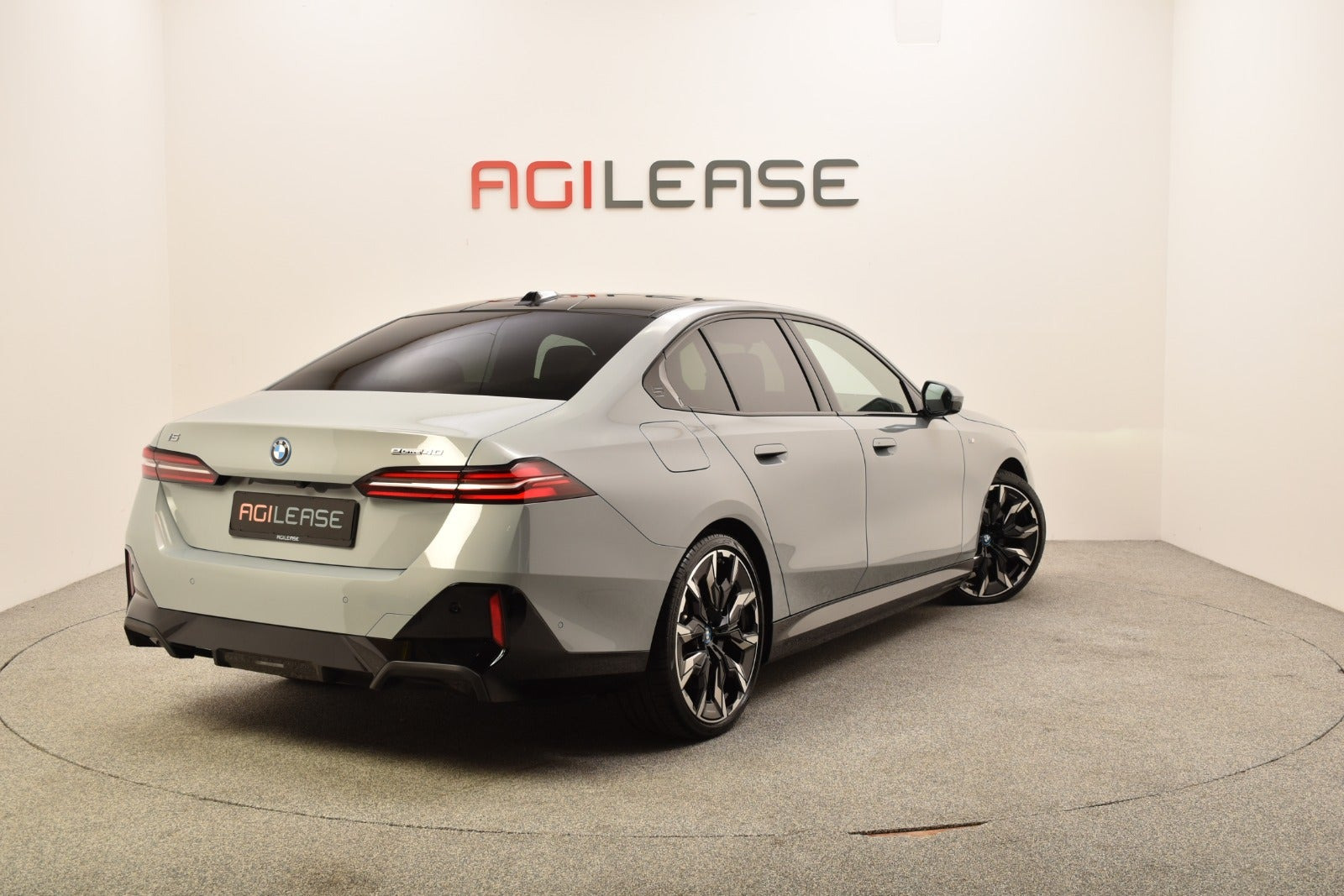 Grå BMW i5 fra 2024