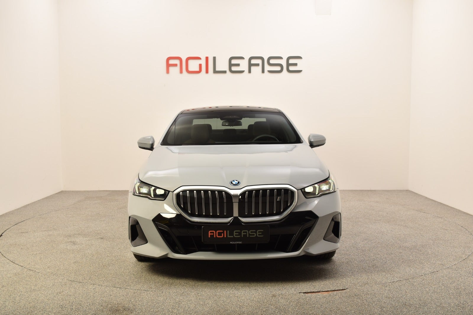 Grå BMW i5 fra 2024