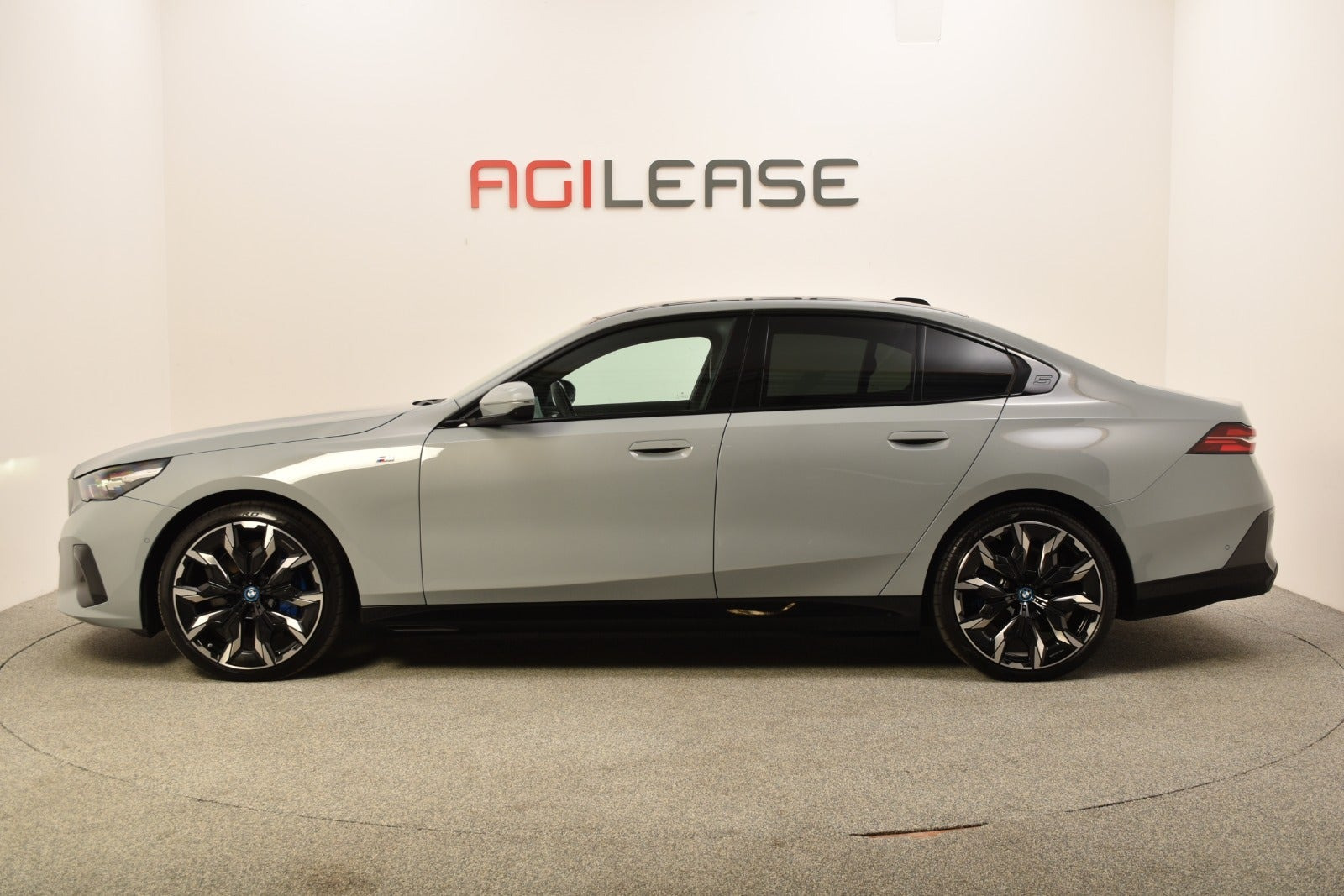 Grå BMW i5 fra 2024
