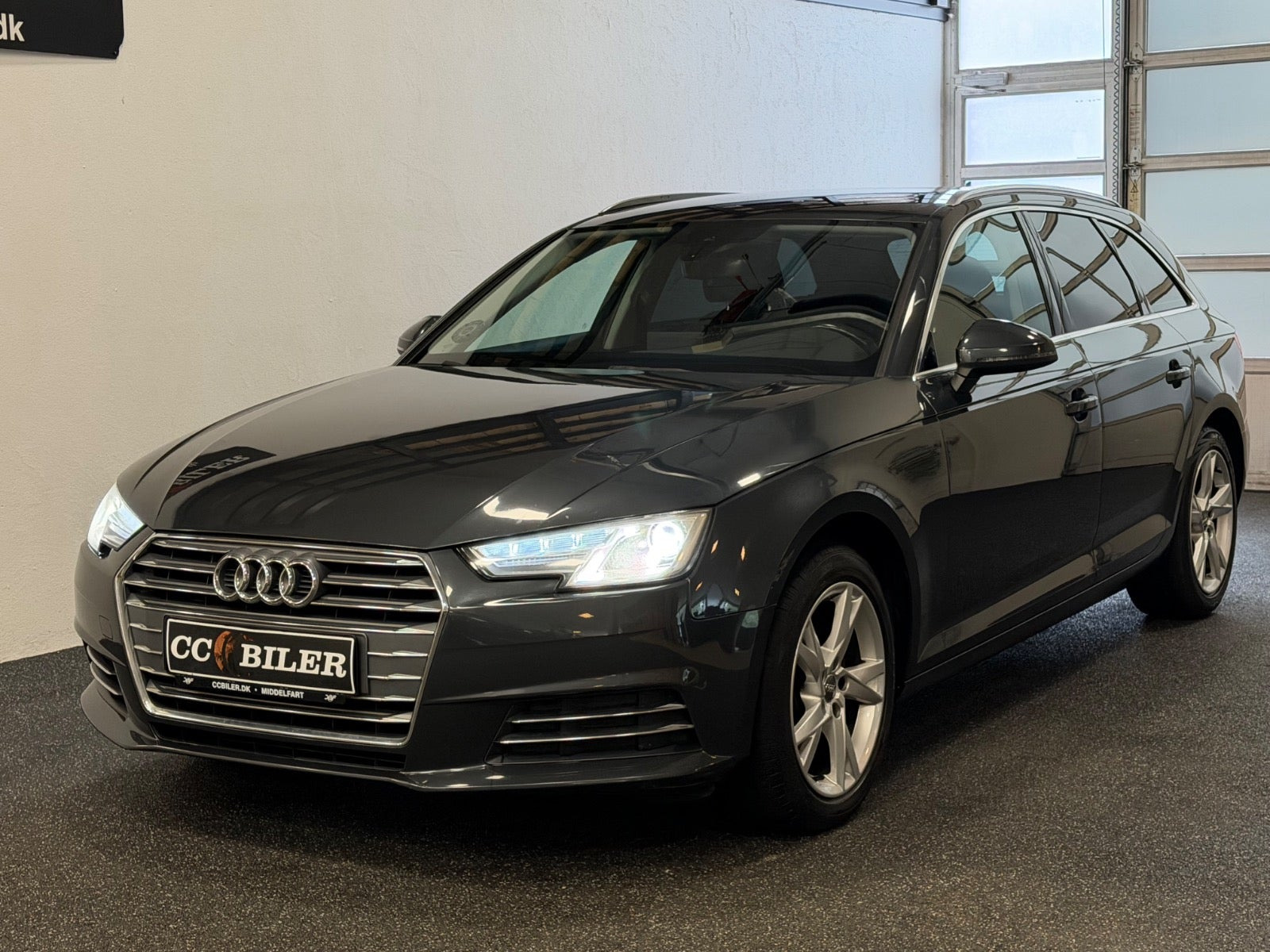 Grå Audi A4 fra 2016