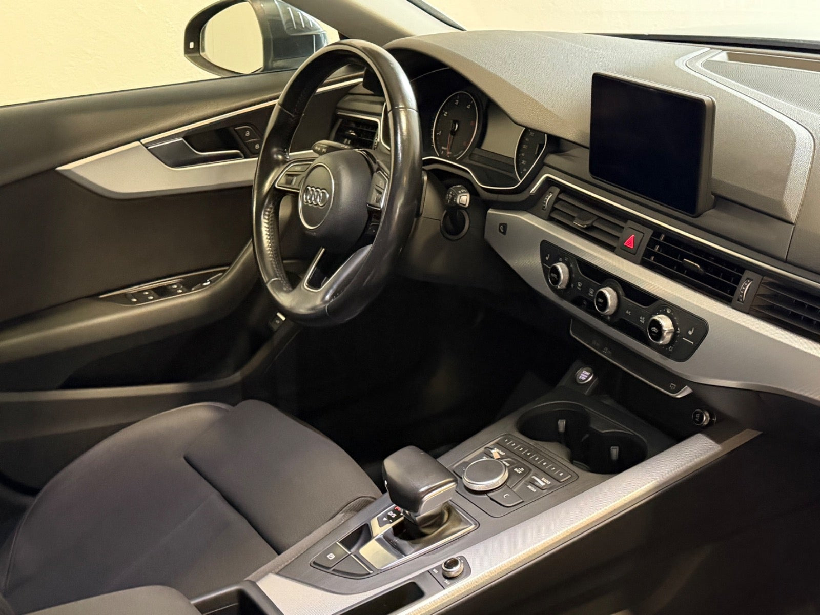 Grå Audi A4 fra 2016