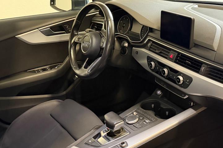 Grå Audi A4 fra 2016