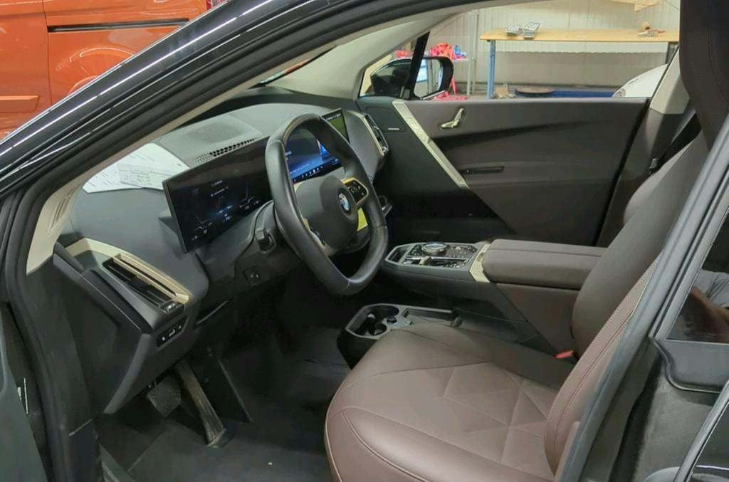 Sort BMW iX fra 2026