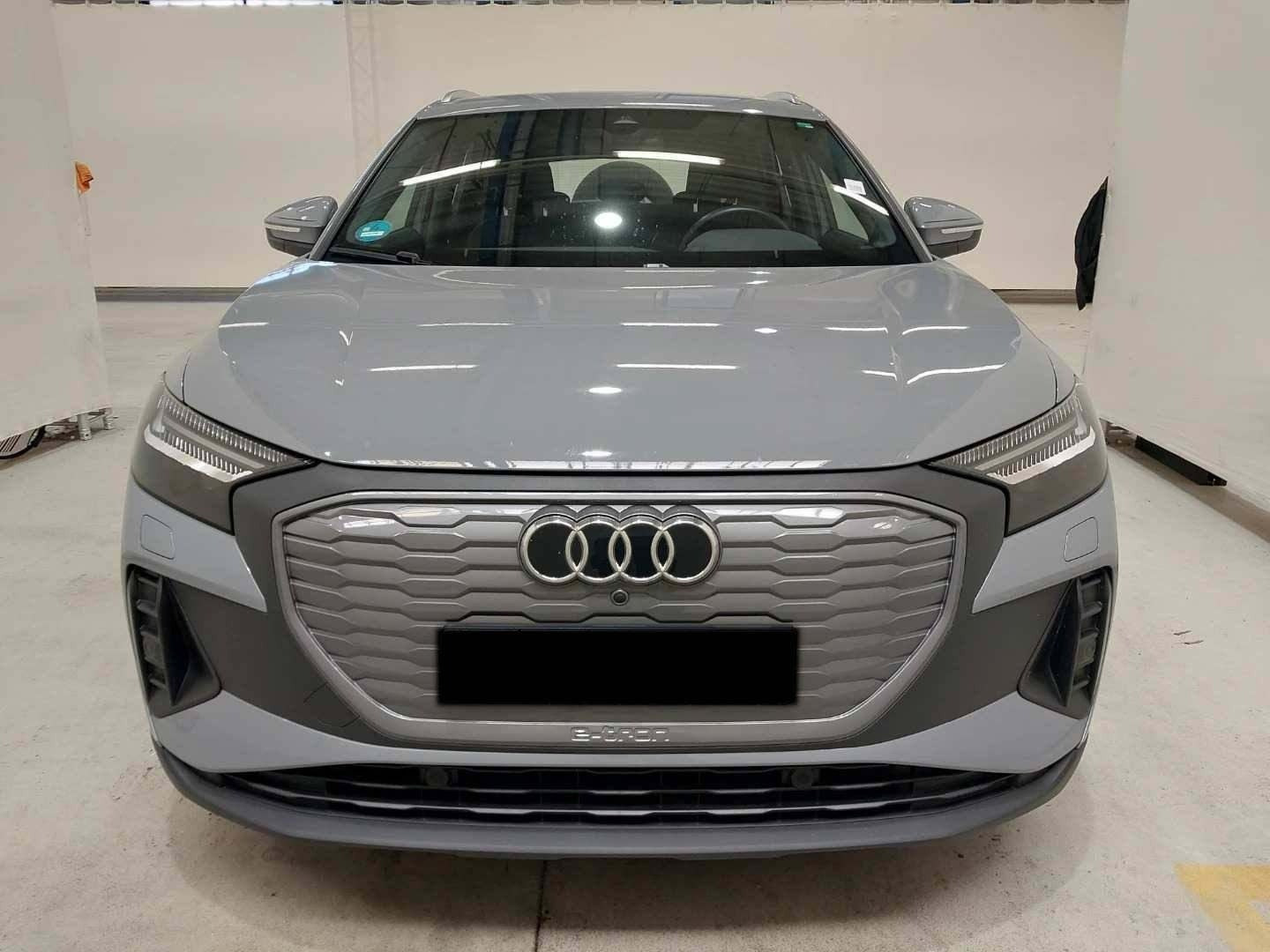Grå Audi Q4 e-tron fra 2024