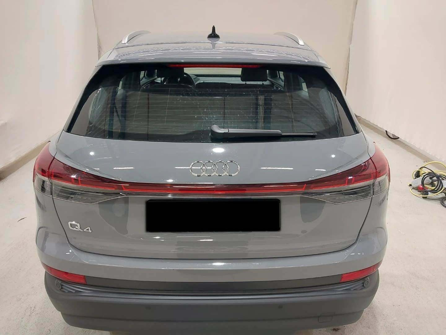 Grå Audi Q4 e-tron fra 2024