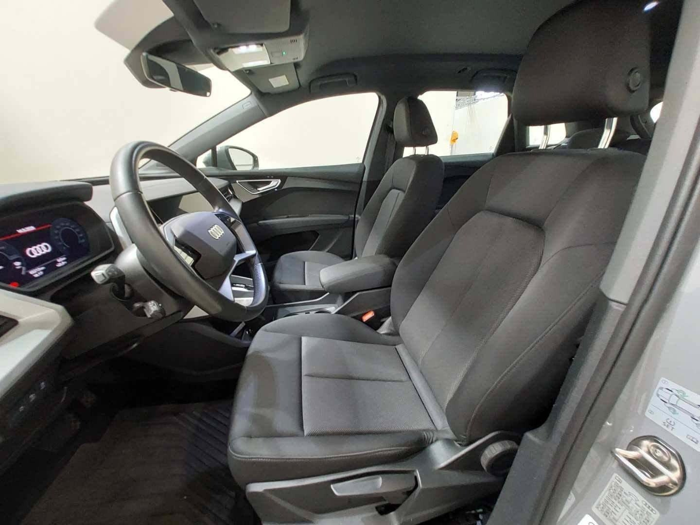 Grå Audi Q4 e-tron fra 2024
