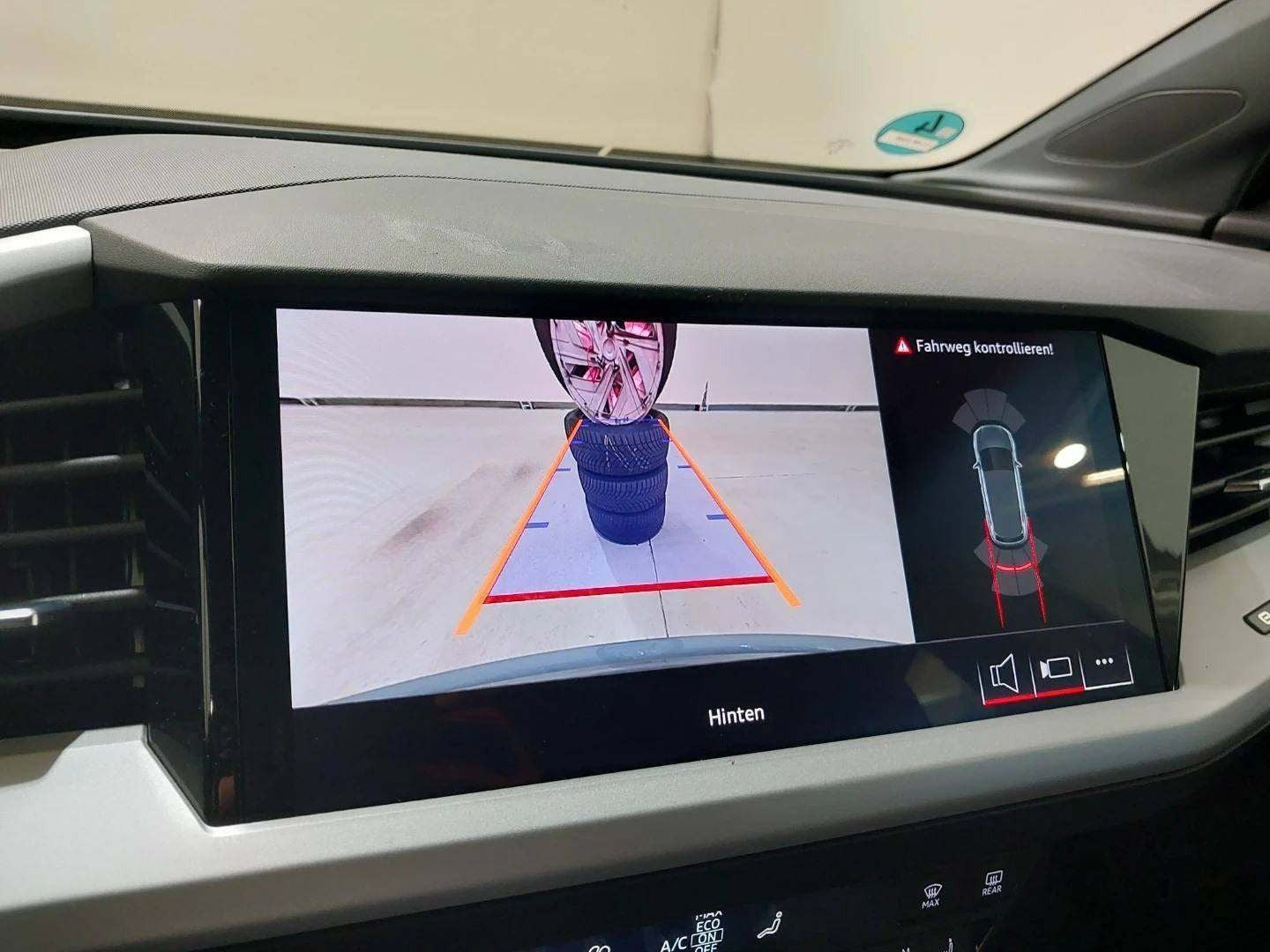 Grå Audi Q4 e-tron fra 2024